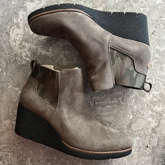 Dr. Scholl's Lean In Wedge Chelsea Boots Olive, Size 11, New in Box - Picture 3 of 12